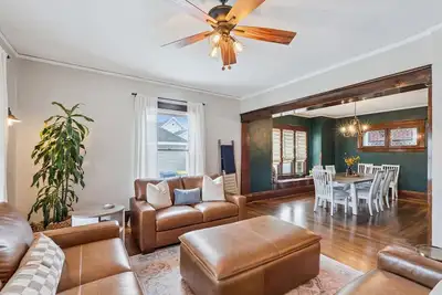 Image de The Dutch Door Cottage- Downtown Pella home with Game Room!