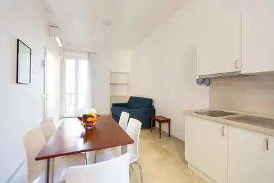 Image de Three-room apartment with small balcony overlooking the alleyway