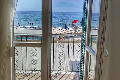 Image de Beachfront apartment with large balcony