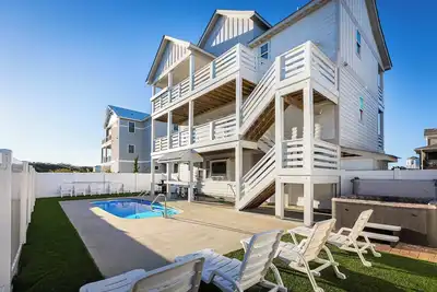 Luxury Corolla Home, 3 Mins to Beach + Lake Views!