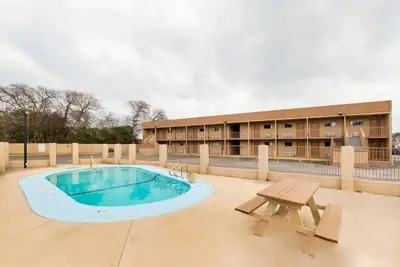 Image de 3 Queen Rooms - Great San Antonio Value Stay for Family Trips | Onsite Pool