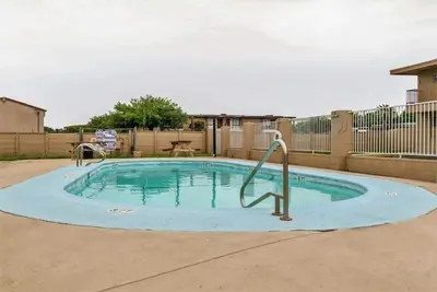 Image de 2 Great Value Rooms | 2 Queen Beds Off Hwy 90 W Perfect for Long or Short Stays