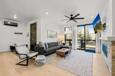 Image de New Listing! Rooftop Haven | Hot Tub, Bbq & Views of Buffalo Mountain