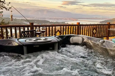 Image de New Listing! Spectacular Retreat | 3 Private Suites | Minutes from Sandpoint