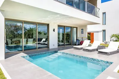 Image de New Villa Golf Course views, Roof Top Hot Tub, near Grace Bay Beach- Gabriella 2