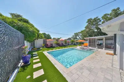 Image de Modern Family Beach Oasis w/ Heated Saltwater Pool Home, 5 miles from Anna Maria