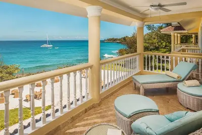 Image de Beachfront penthouse with outdoor jacuzzi!