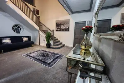 Image de Room 6 Cottage   White House Old Trafford  Manchester