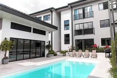 Image de Bright 3-Bedroom Apartment • Close to Airport • Ac