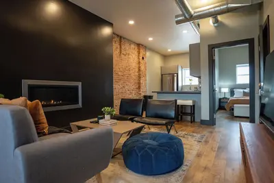 Image de The Main Street Mixer is a cozy, thoughtfully designed one-bedroom retreat with warm touches and plenty of charm — perfect for a relaxing stay.