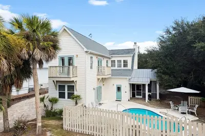 Image de Pet-friendly coastal retreat w/private pool, screened-in porch, and fenced yard