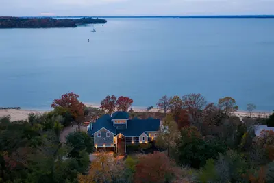 Image de Where luxury meets laughter by the bay. Welcome to Bamboo Sands Villa & Captain’s Quarters.