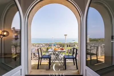 Image de Appartement duplex rénové – Vue océan, balcon & Parking, Biarritz centre-ville