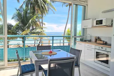 Vue imprenable sur le lagon et accès plage