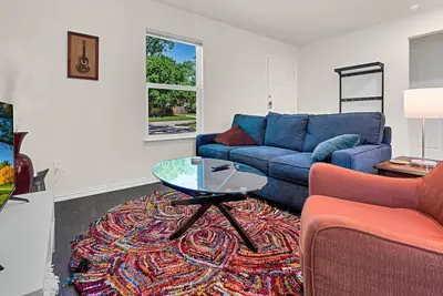 Image de New Home Near Downtown | Pet-Friendly