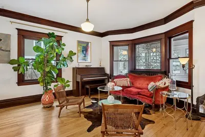 Image de Hidden Gem 5 bedroom by the Lake – Newly Renovated Lynnhurst Escape