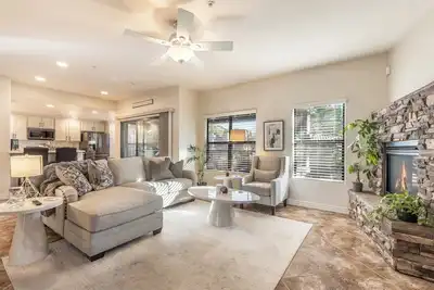 Image de Upscale Condo Pool View Near High Street