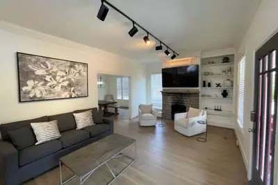 Image de 2br Downtown Birmingham • King Bed • Smart Tv
