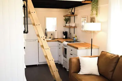 Image de Tiny Home on Davis - Walk to Downtown - 1mi to Uca