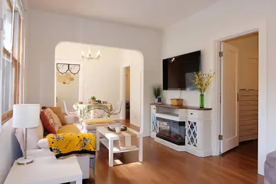 Image de Peaceful Home near Uw w/ fast wifi, free parking, stocked kitchen, & w/d