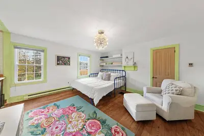 Image de 2nd Story Apt: King/Full/Twin in Historic 1876 Lank House, walk to Dogfish Head!