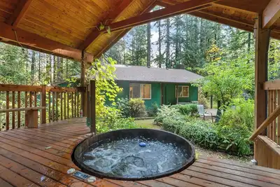 Image de Private Cedar Hot Tub Haven at Mt. Baker’s Edge