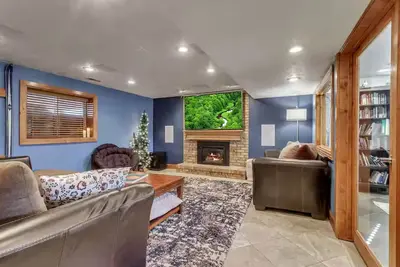 Image de Ski Lodge-Style Basecamp | Snowbird, Alta Nearby