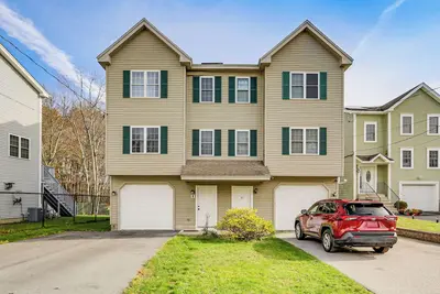 Image de 3 Mi to Dtwn Worcester! Spacious 2-Story Townhome!