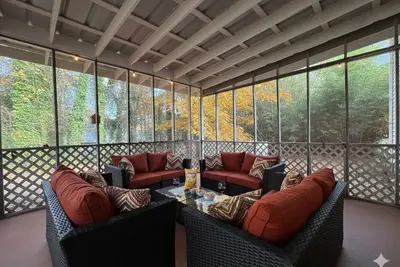 Image de King Bed! Soaking tub! Fenced Yard w/Screen Patio