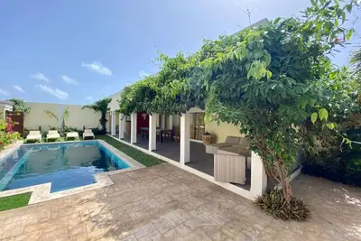 Image de Modern 2br Villa with Private Pool walk to Palm Beach!