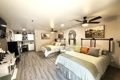 Image de Studio Near Sdc | No Stairs | Shuttle + Pool Open