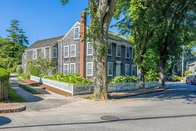 Image de Elegant 4br Downtown Nantucket Rental with Historic Details