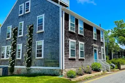 Image de The Captain Bunker House in the Heart of Town