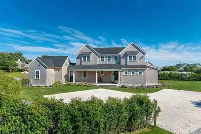 Image de Four bedroom home with modern design