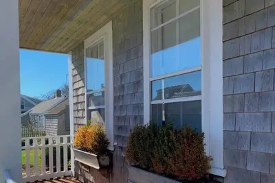 Image de Bright and crisp Sconset cottage with modern amenities