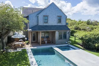 Image de Modern beach house with bright interiors and high end appliances