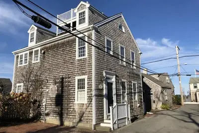 Image de Upside down style home with water views of Nantucket Harbor