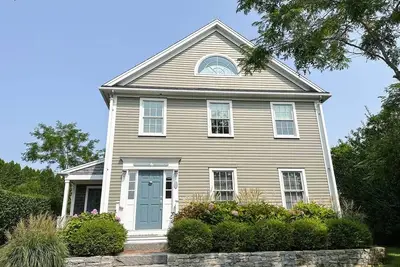 Image de 3 floor home with open concept design