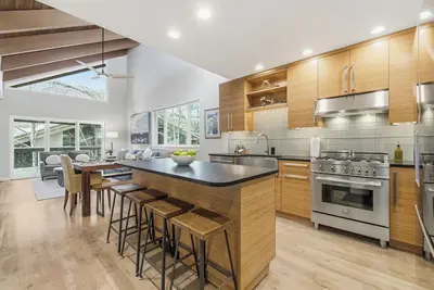 Image de Refined – Bright End-Unit Townhome – Shuttle + 4 Car Parking – Family-friendly