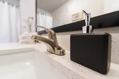 Image de Stylish 2br New Build W. Midtown