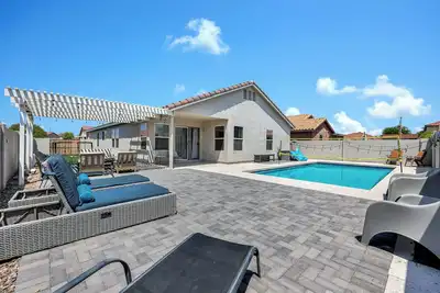 Image de Chill & Cheer - Free Heated Pool Near Stadium