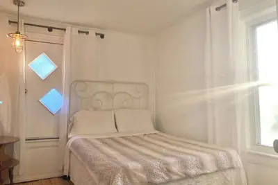 Image de Traditional New England 2-bedroom home in Lenox