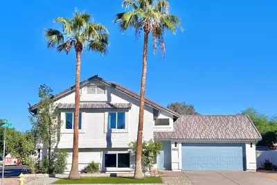 Image de Always Sunny Gilbert Home w/ Pool • Games • Walk to Shops & Dining