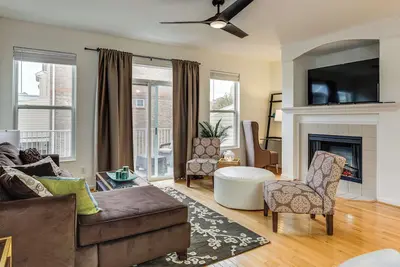 Image de 1 Mi to Dtwn Cincinnati: Spacious Townhome w/ Deck