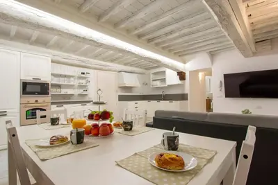 Image de Lovely 120 sqm apartment with a view of the famous Torre del Mangia, able to comfortably accommodate up to 6 people, located on the 4th floor of a period building without a lift. The property is located in the heart of the historic center of Siena (in th