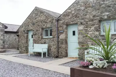Image de Black Bird Cottage, pet friendly, with a garden in Llangaffo
