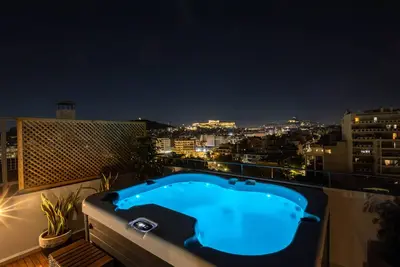 Acropolis Sky Retreat | Jacuzzi & 3br Maisonette