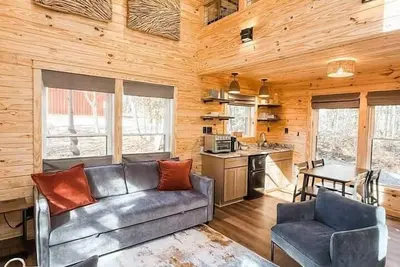 Image de Luxury Glamping Loft at Kerr Lake — \"The Refuge\"