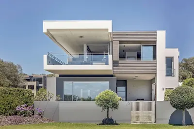 Image de Stunning Two-Storey Home Perfectly Positioned In A Prime Beachfront Location