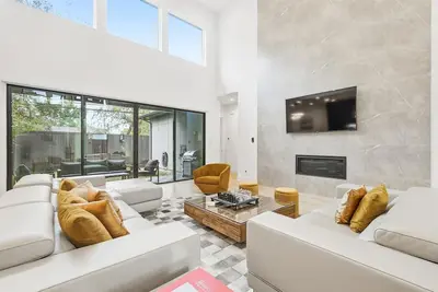 Image de Upscale Modern Living - 4bd, 4ba, Backyard & Cinema